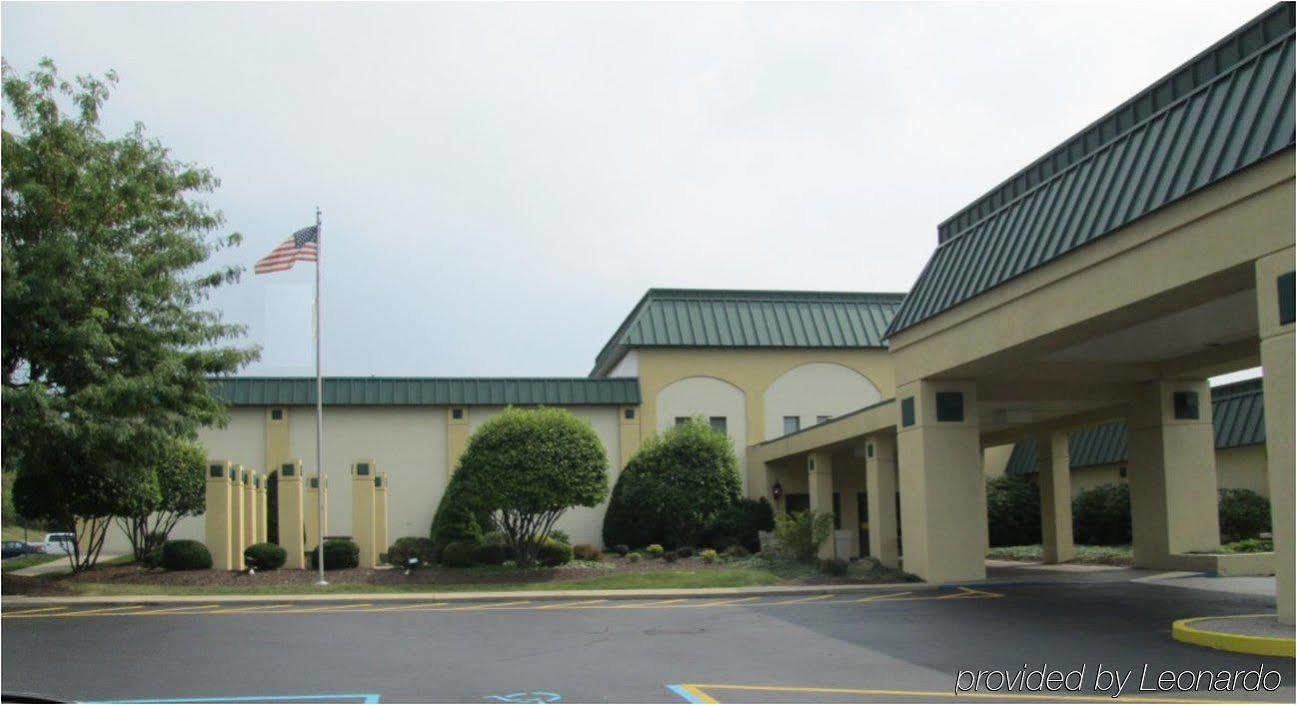 Ramada By Wyndham Indiana Hotel Exterior photo